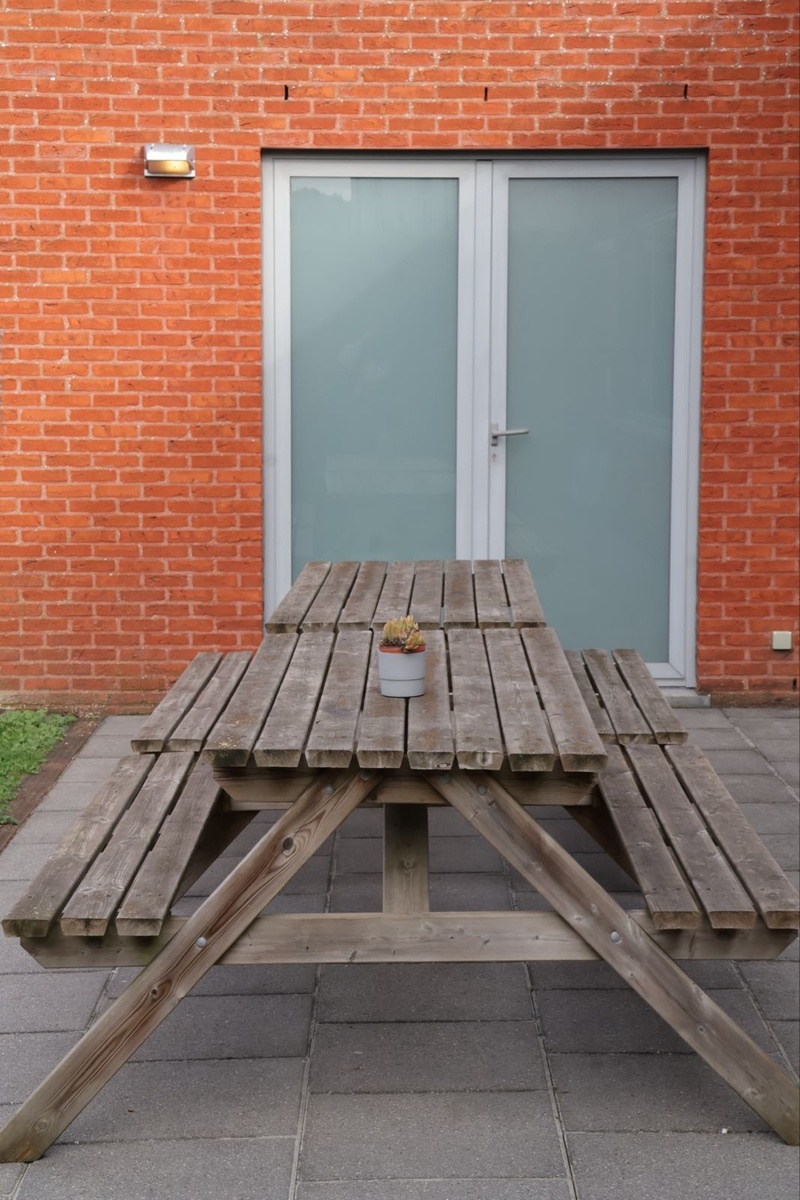 Terras met picknicktafel